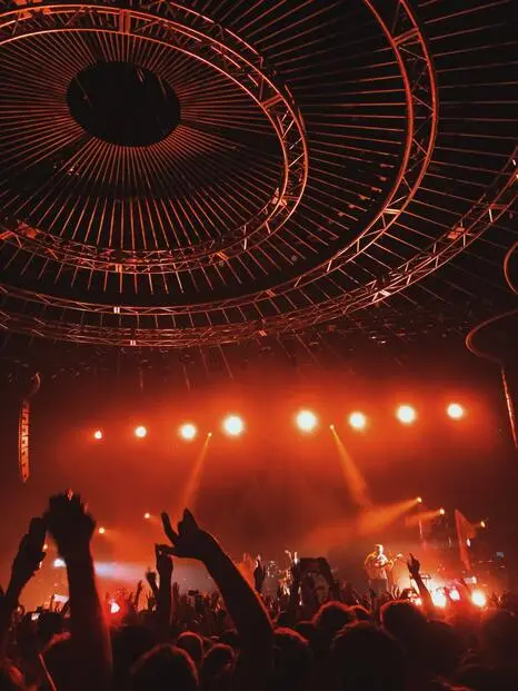 Ambiance de concert, lumière rouge