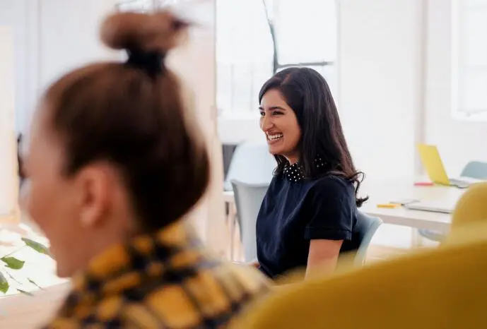 Femme souriant pendant une réunion d'entreprise